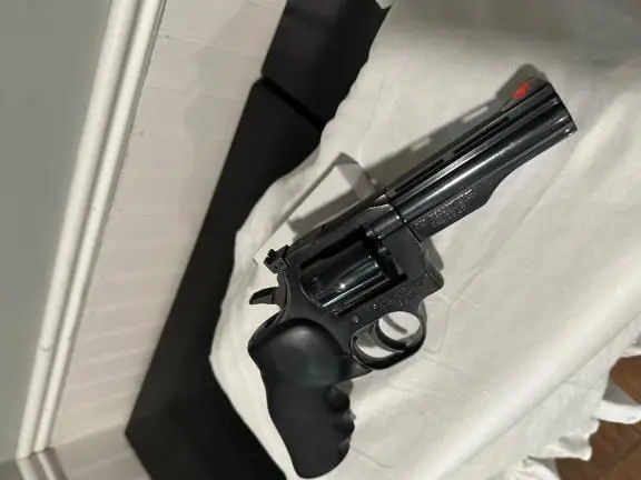 Dan Wesson v22 Revolver