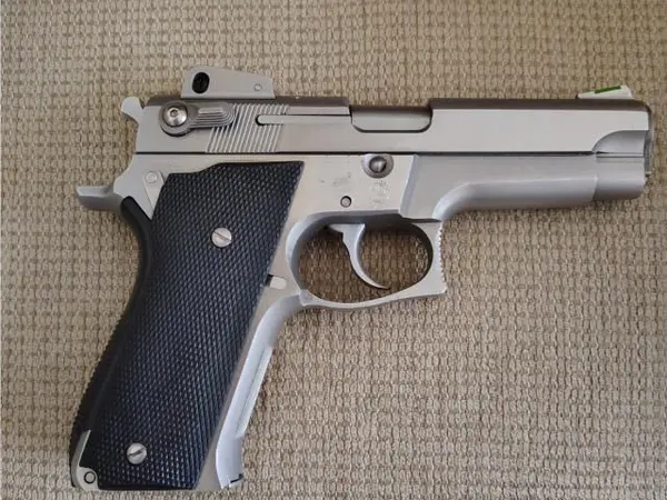 Smith & Wesson model 659 9 mm second generation pistol