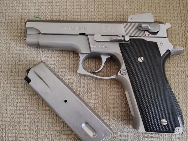 Smith & Wesson model 659 15 shot pistol