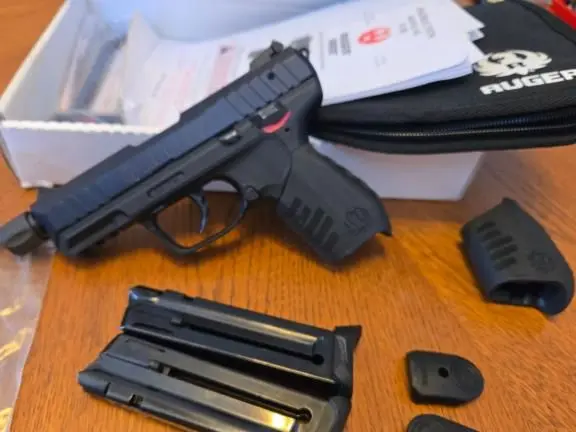 Ruger SR22 threaded w/5 mag .22lr