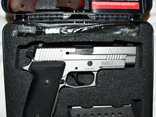 Sig Sauer P220 .45 ACP (220-R-45-SSE)