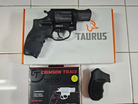 Taurus 942 Ultra Lite 22lr 8 round w/Crimson Trace Lasergrip