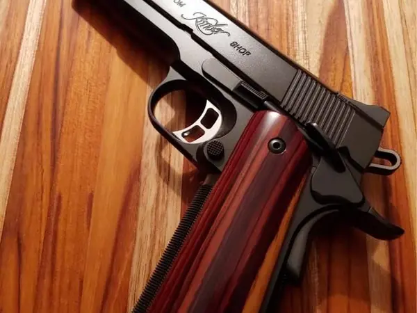 NIB KIMBER GOLD COMBAT 45 423 210 0124