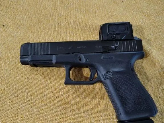 Glock 49 9mm, almost new w/Vector Frenzy Plus red dot 700