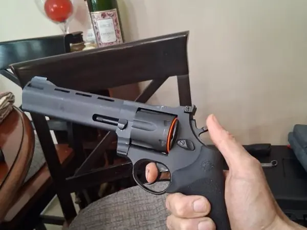 Taurus RAGING HUNTER 44 MAGNUM
