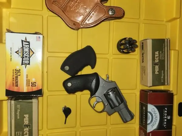 Taurus 617 - 7 shot .357 with extras