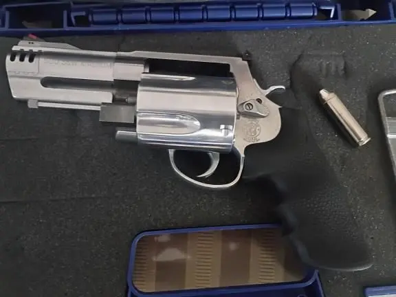 Never fired S&W 500/ Comes with nice leather holster