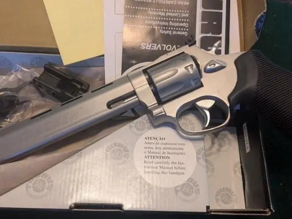 Taurus tracker 22LR 9 Round in new condition