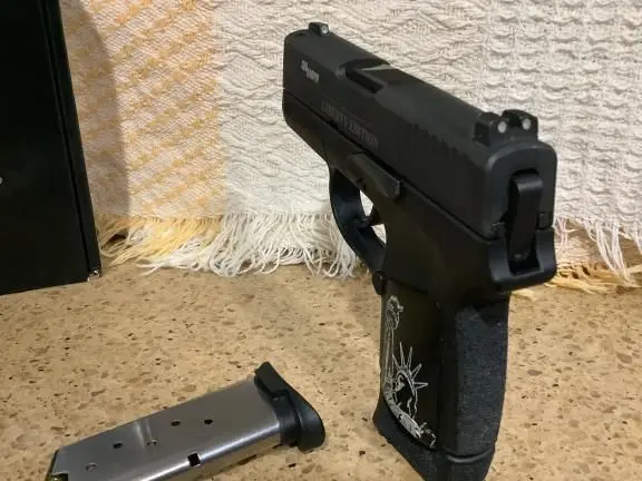 LIKE NEW .. SIG SAUER 9 mm, MODEL 290RS-9-LIB