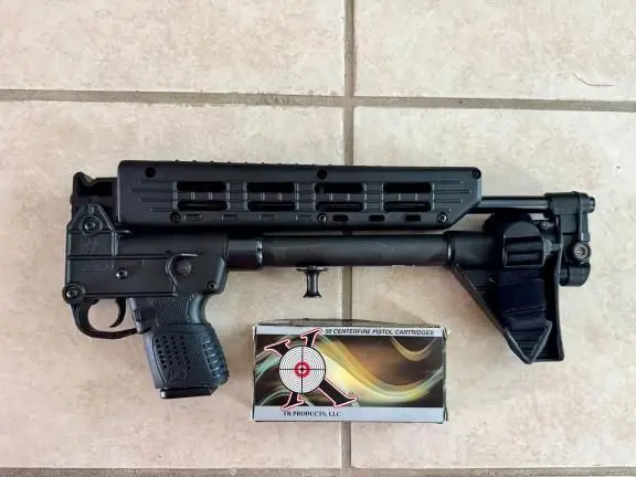 Keltec Sub-2000, 9mm, takes Glock 19 magazines.