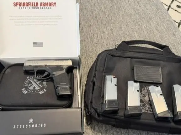 Springfield Hellcat Bi-Tone w/ 5 Mags