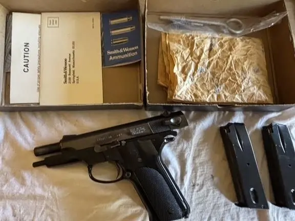 S&W Model 59 9mm - Collectors Take a Look!!! All matching original box and complete contents.