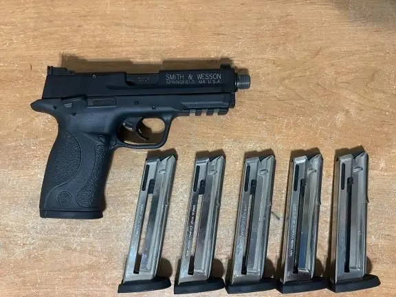 Smith & Wesson M&P 22 Compact, threaded