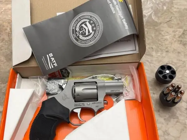 TAURUS 327 MAG W/ 2 SPEED LOADERS