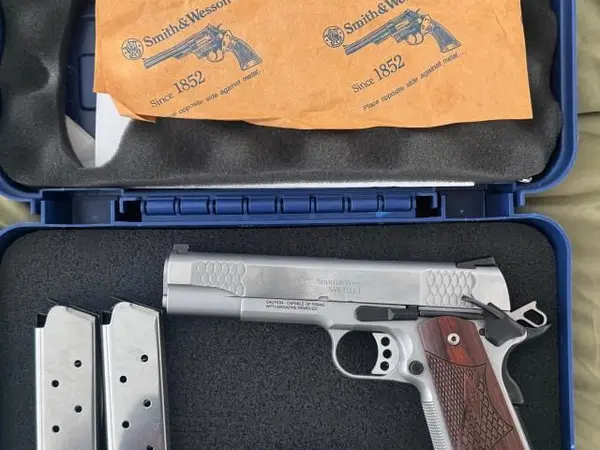 Smith and Wesson SW1911 .45 E Series Pistol (.45 ACP)