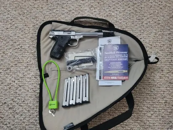 Smith & Wesson Victory Performance Center w/4 mags