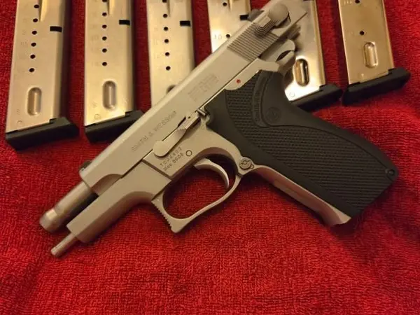 S&W 5906 in mint condition 9 mm