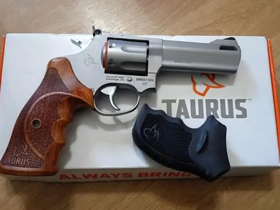 Taurus model 627 stainless --- 357mag --- LNIB