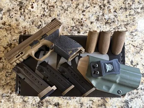 Smith & Wesson M&P9 M2.0 9mm Full-Size, FDE