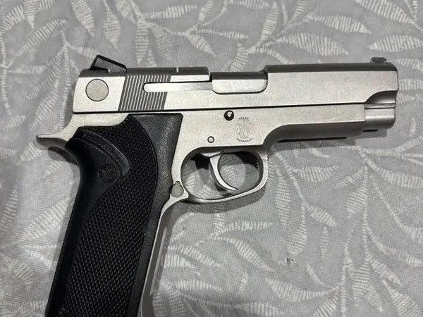 Smith and Wesson 1076