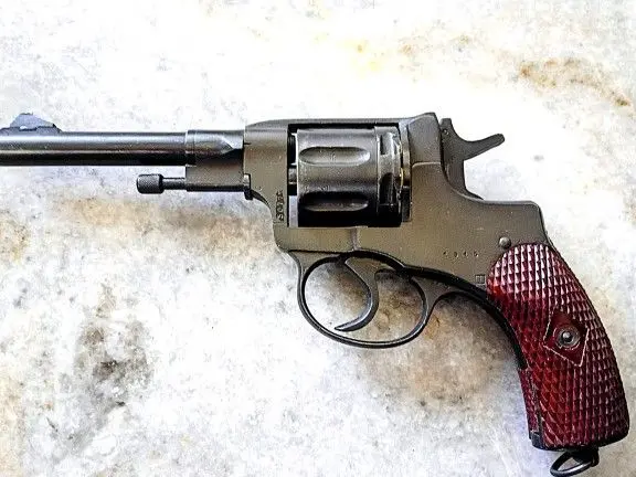 RUSSIAN NAGANT M1895 REVOLVER