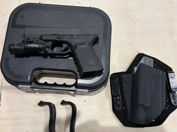 Gen 4 Glock 19 with extras!
