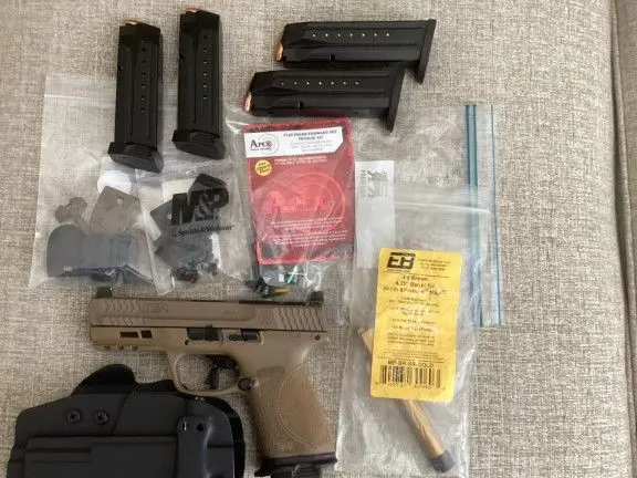 S&W Fde 2.0 with extras