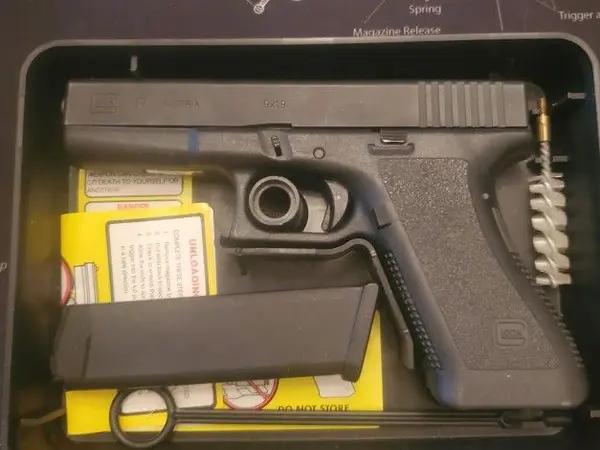 Glock 17 Gen2 w/ Orginal Tupperware