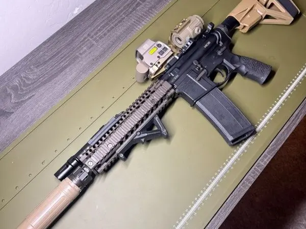 Daniel Defense MK18, EOTech EXPS3-0 and extras