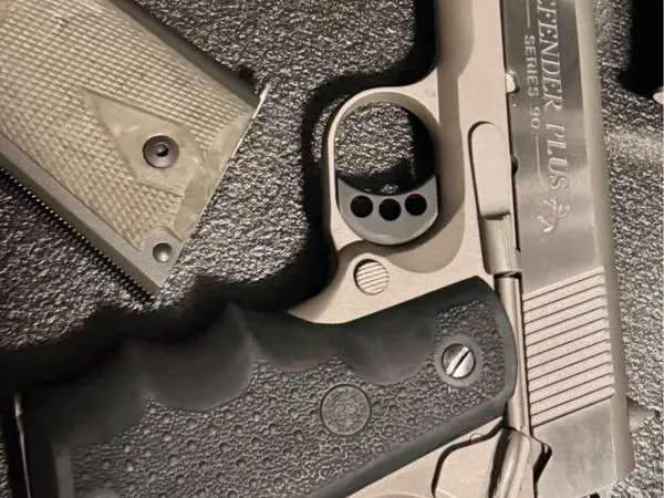Colt Defender Plus Series 90, .45acp