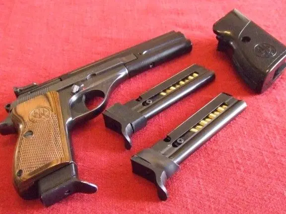 Beretta 76 22lr with one 10 round magazine
