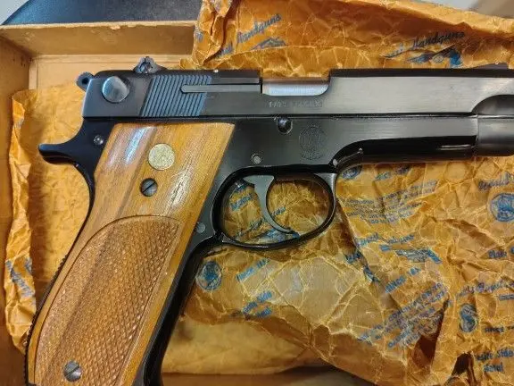 Smith & Wesson Model 39-2 Like New