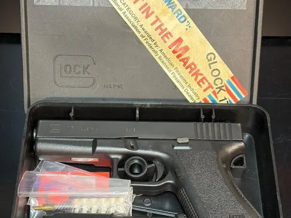 Glock 17 G17 gen2 9mm excellent with box & accessories