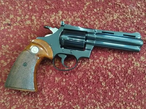 Colt diamondback 4-inch 22 revolver