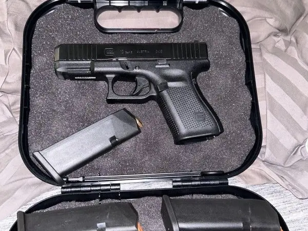 GLOCK 19 GEN 5 WITH BOX