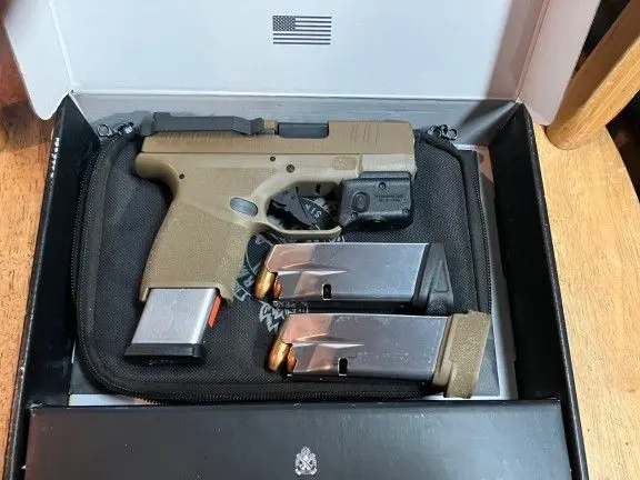 Springfield Hellcat Micro in F.D.E.