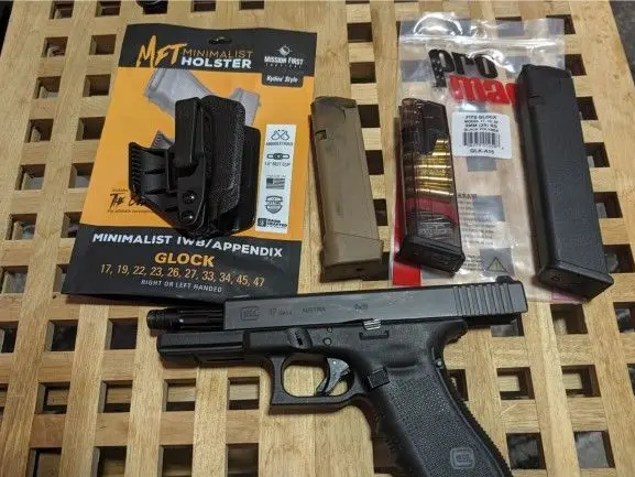 FS: Glock 17 Gen 4 + 3 Mags & Holster