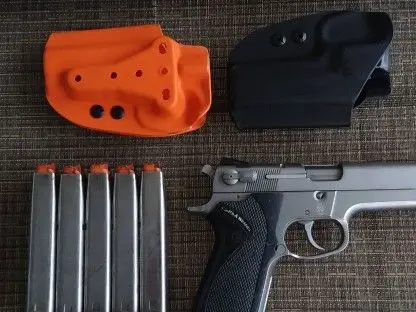 S&W 5906 w/ 5 mags, 2 holsters