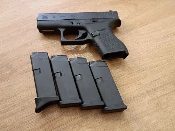 Glock 42 ...... 380 ...... 4 - mags ...... LN