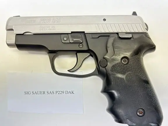 Sig Sauer P229 DAK SAS .40 4 mags 2 holsters