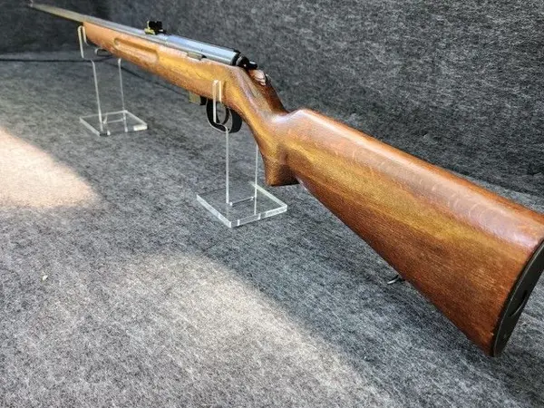 Romanian Cugir UMC-2 / M1969 .22 LR Military Trainer – 1971 Offered is a Romanian Cugir UMC-2 / M1969 bolt-action .22 LR military-style training rifle manufactured in 1971. This Cold War-era Romanian trainer features a full-length hardwood stock, adjust