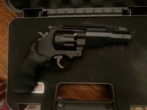 Smith and Wesson M327 M&P R8