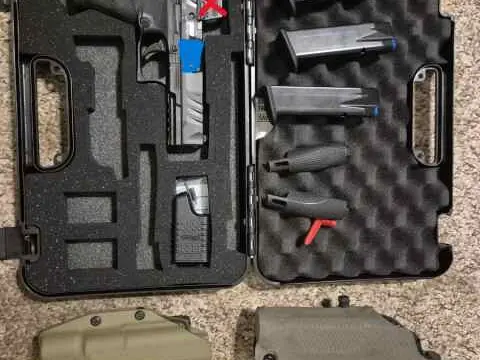 Walther PDP 4.5" w/ Safariland holster and 3 mags