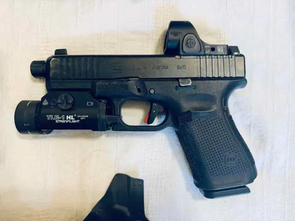 GLOCK 19 W/ TONS OF EXTRAS