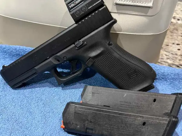 Glock 17 GEN 5 with holosun HS407cx2