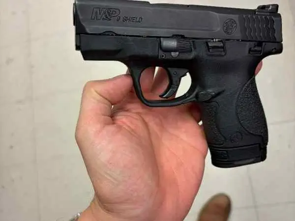 Smith and Wesson M&P 9 shield (8shot) pistol