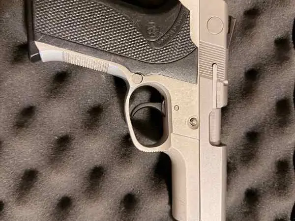 S&W model 4043 ~ .40 S&W