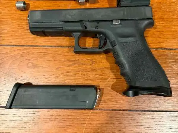 Glock 17 g3 w/ dot and threaded barrel
