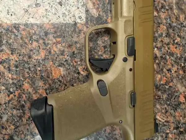 Springfield Armory Hellcat 9mm pistol 2mags