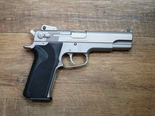 Smith & Wesson S&W 1006 10mm Pistol